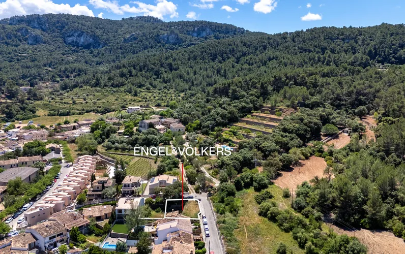 Building plot with privacy, views, and a south-facing orientation in Esporles