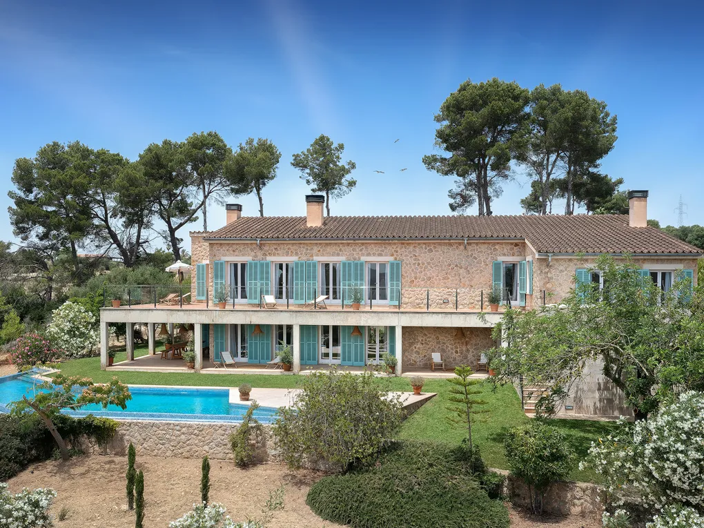 Designet landsted med storslået udsigt i Sineu-21