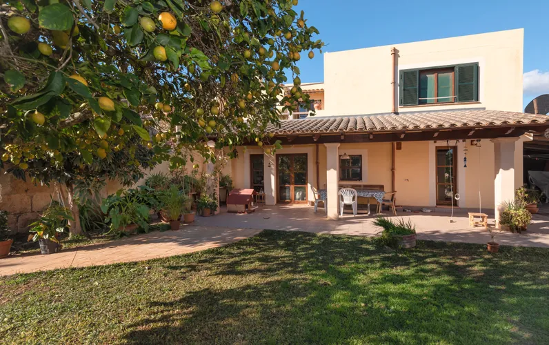 Townhouse with large garden in Llucmajor