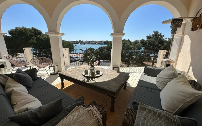 Jusqu'en mars : maison de ville en bord de mer avec vue sur le port à Portocolom