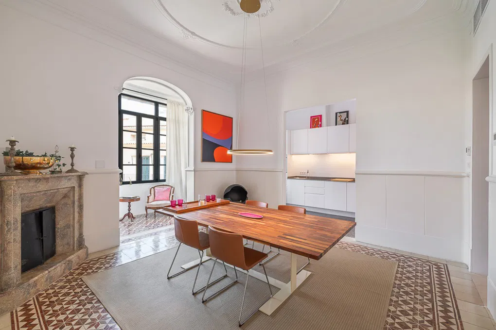 Un pis elegant, lluminós i espaiós en un edifici històric-13