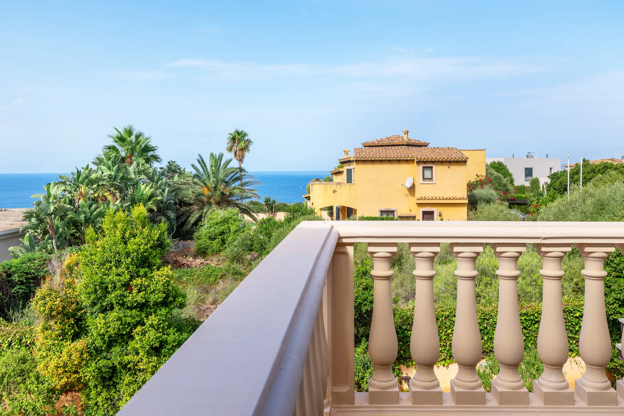 Well-maintained villa with sea views in second sea line-16