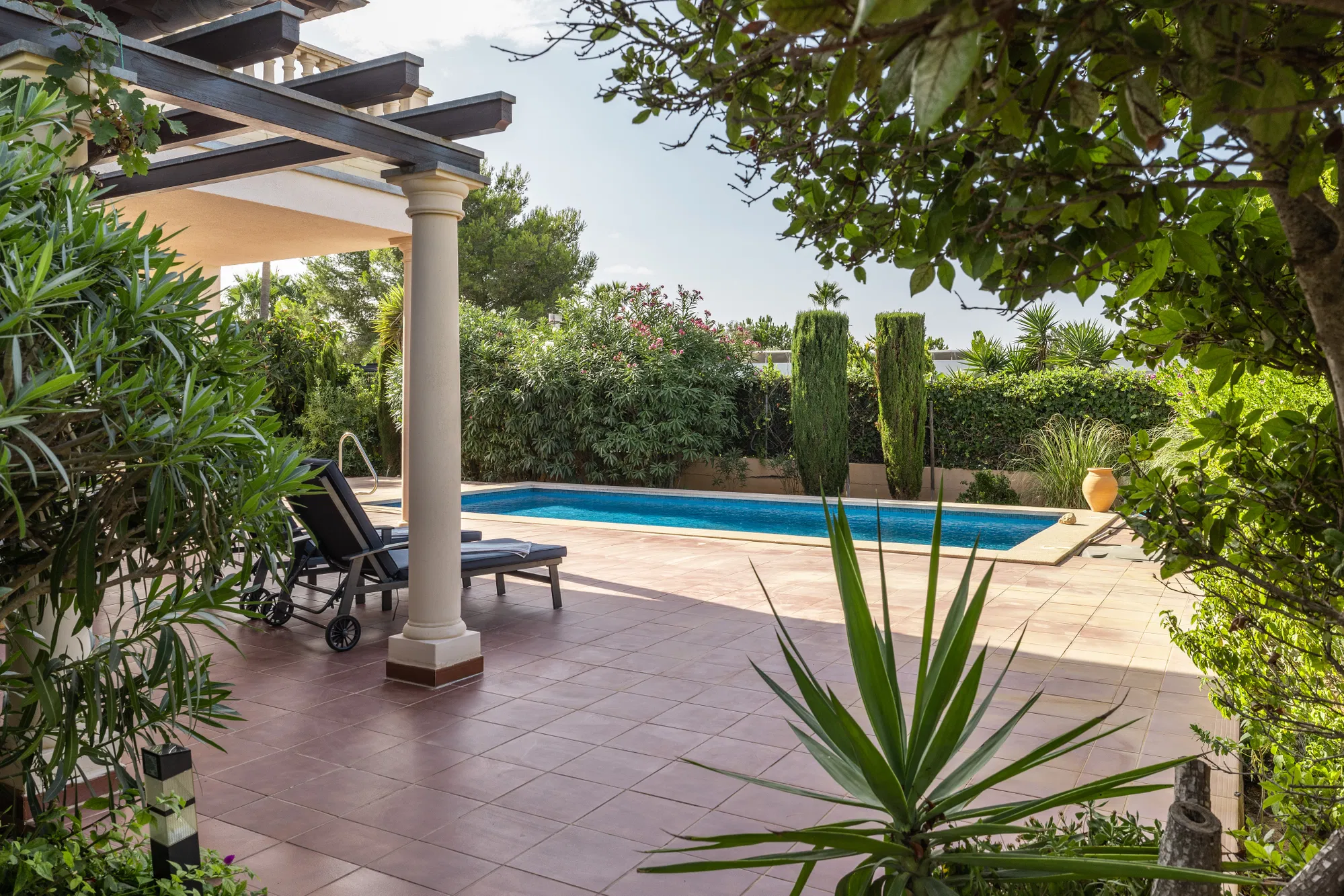 Well-maintained villa with sea views in second sea line-19