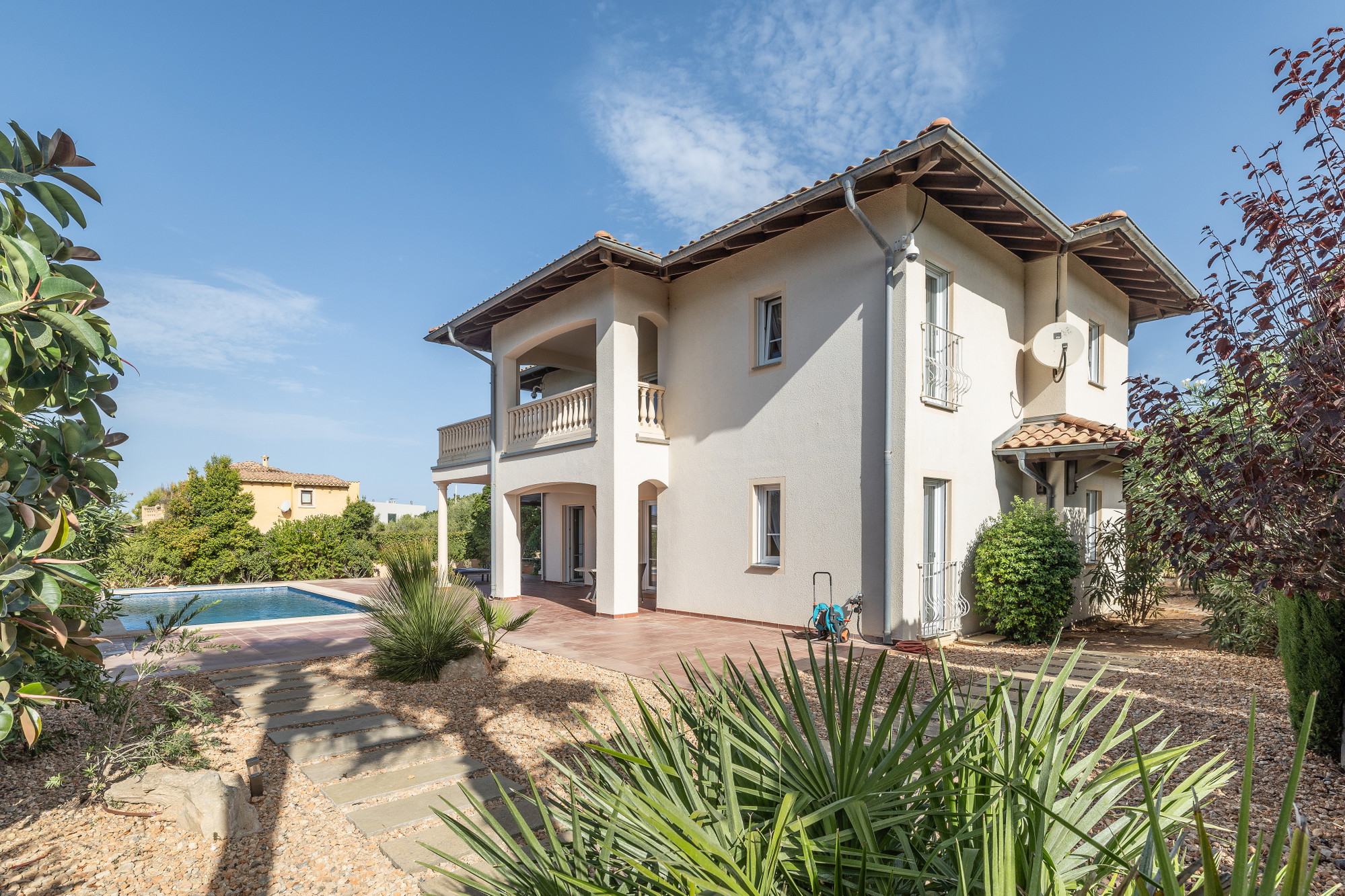 Well-maintained villa with sea views in second sea line-4