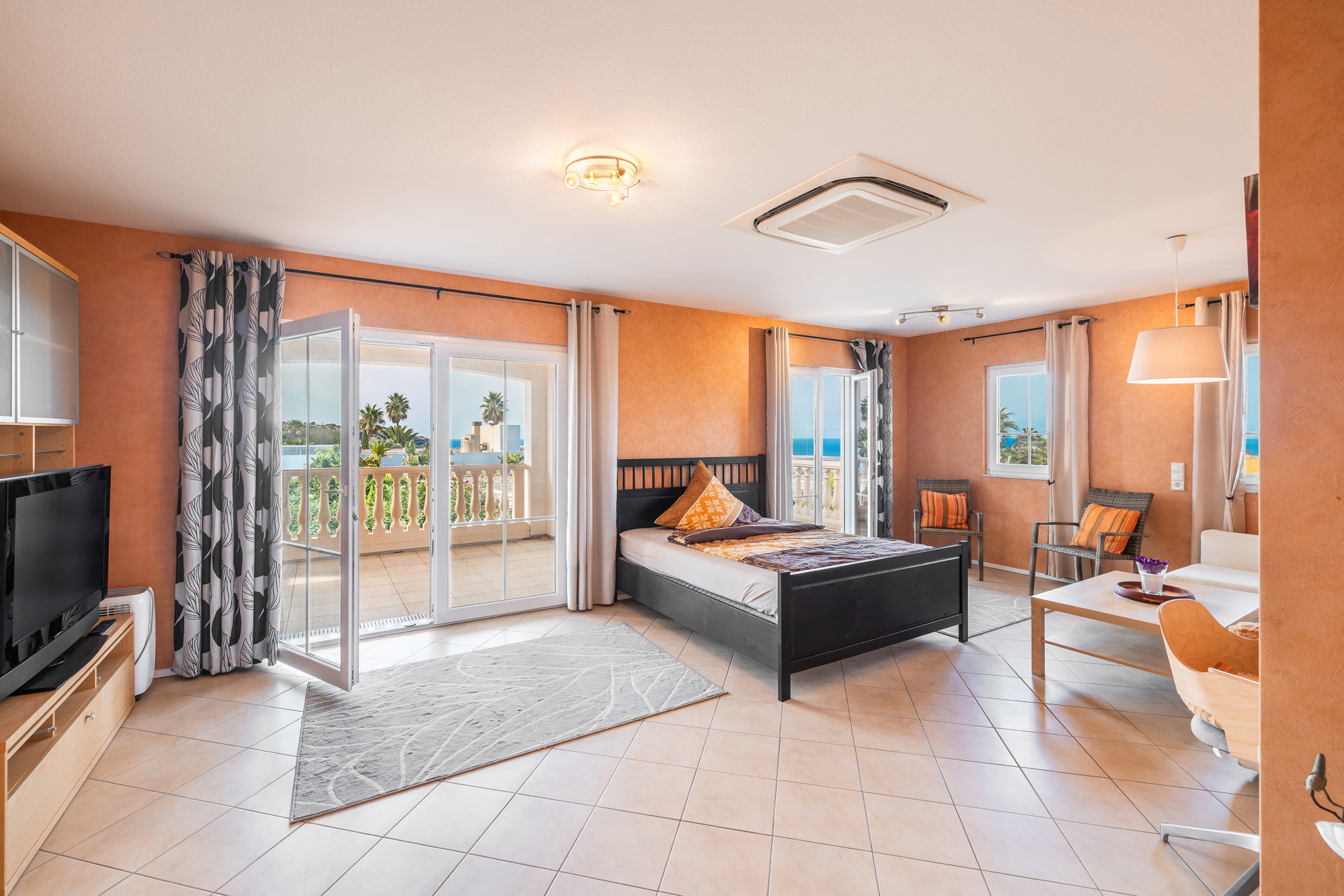 Well-maintained villa with sea views in second sea line-11