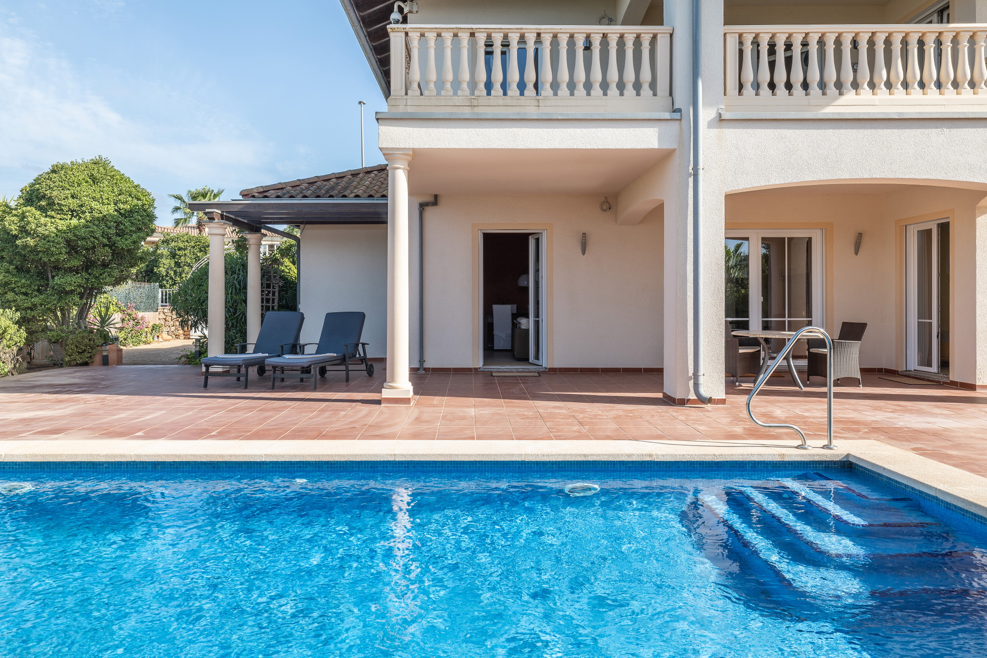 Well-maintained villa with sea views in second sea line-3