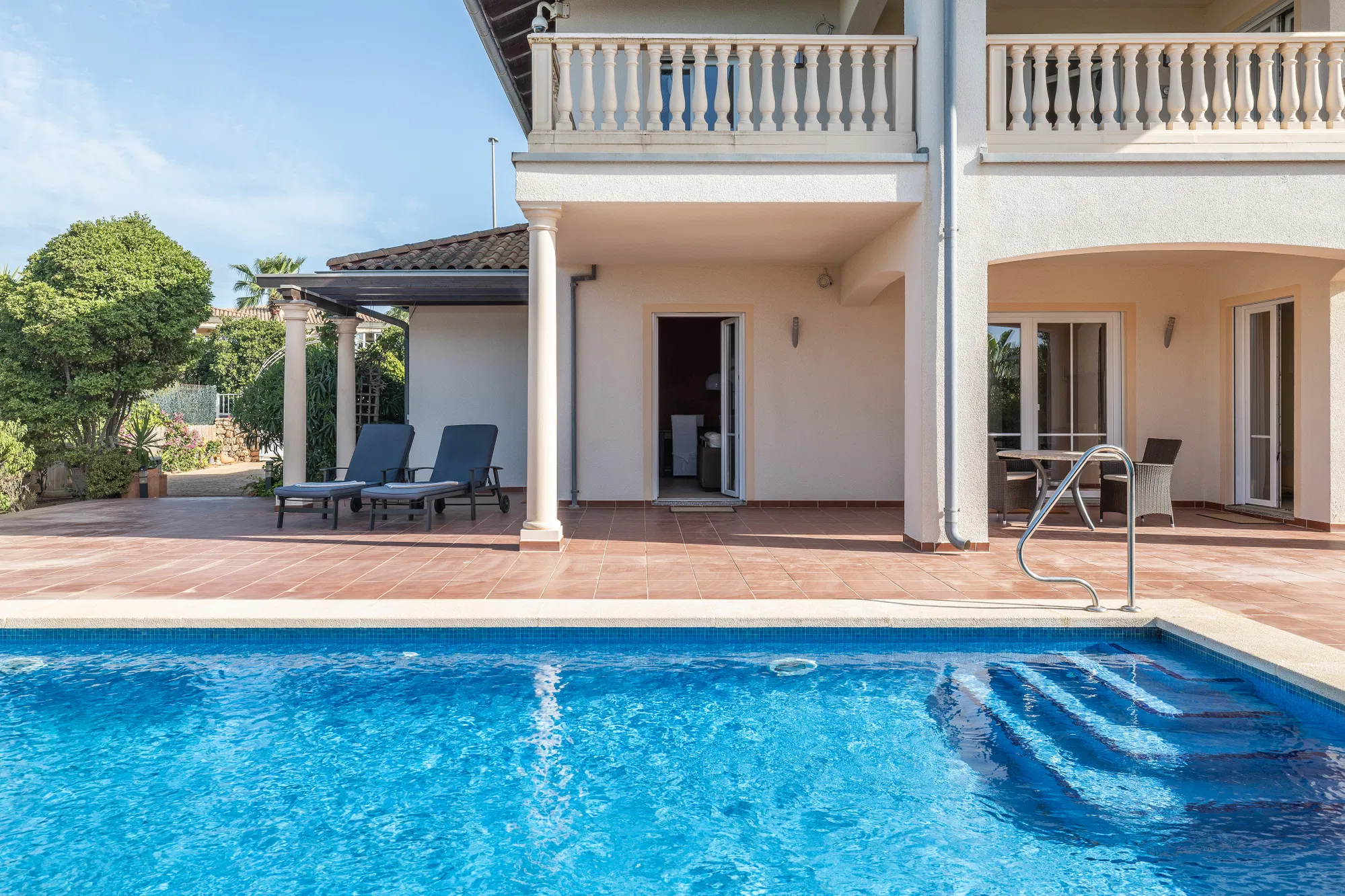 Well-maintained villa with sea views in second sea line-3