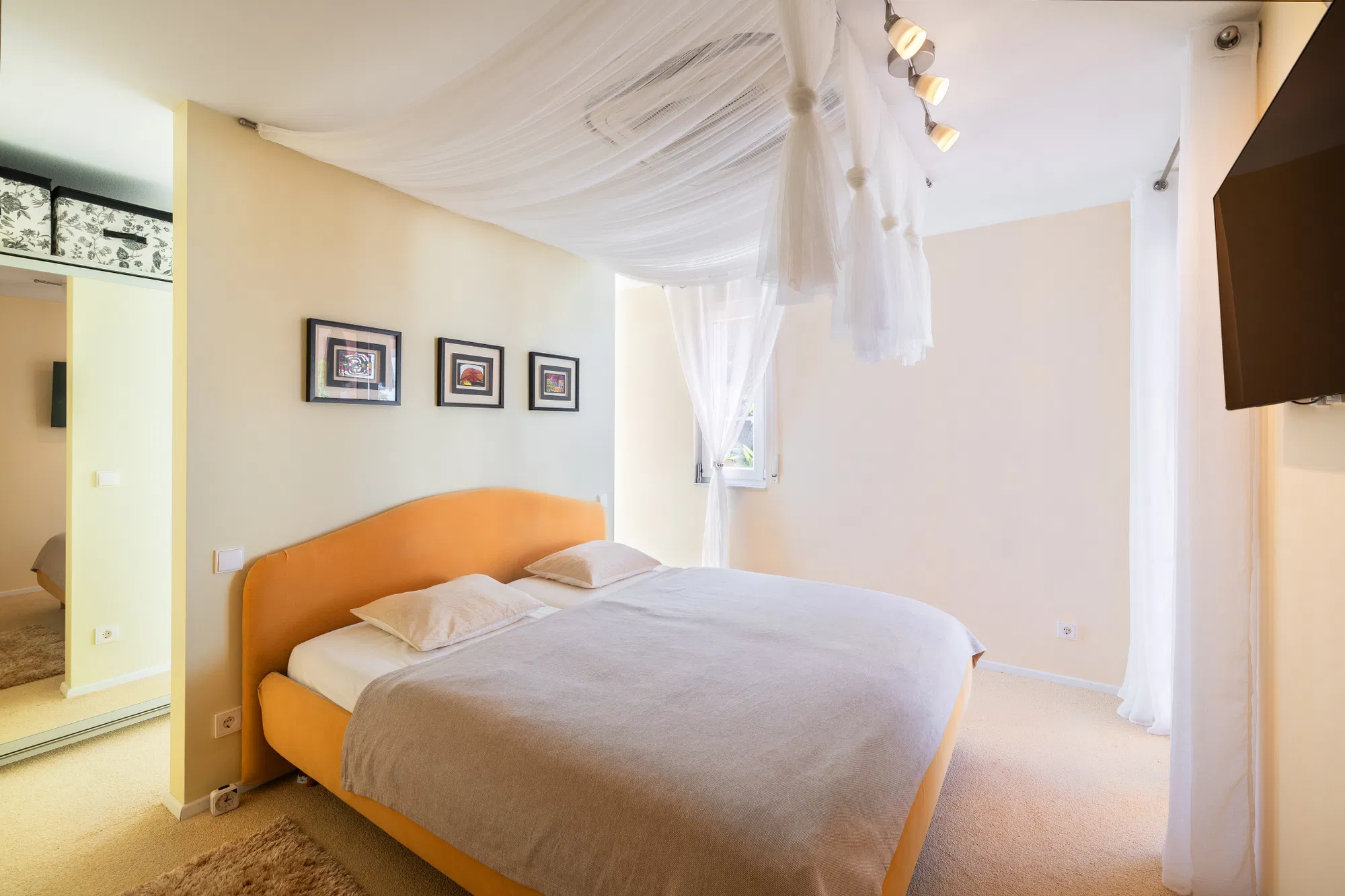Well-maintained villa with sea views in second sea line-9