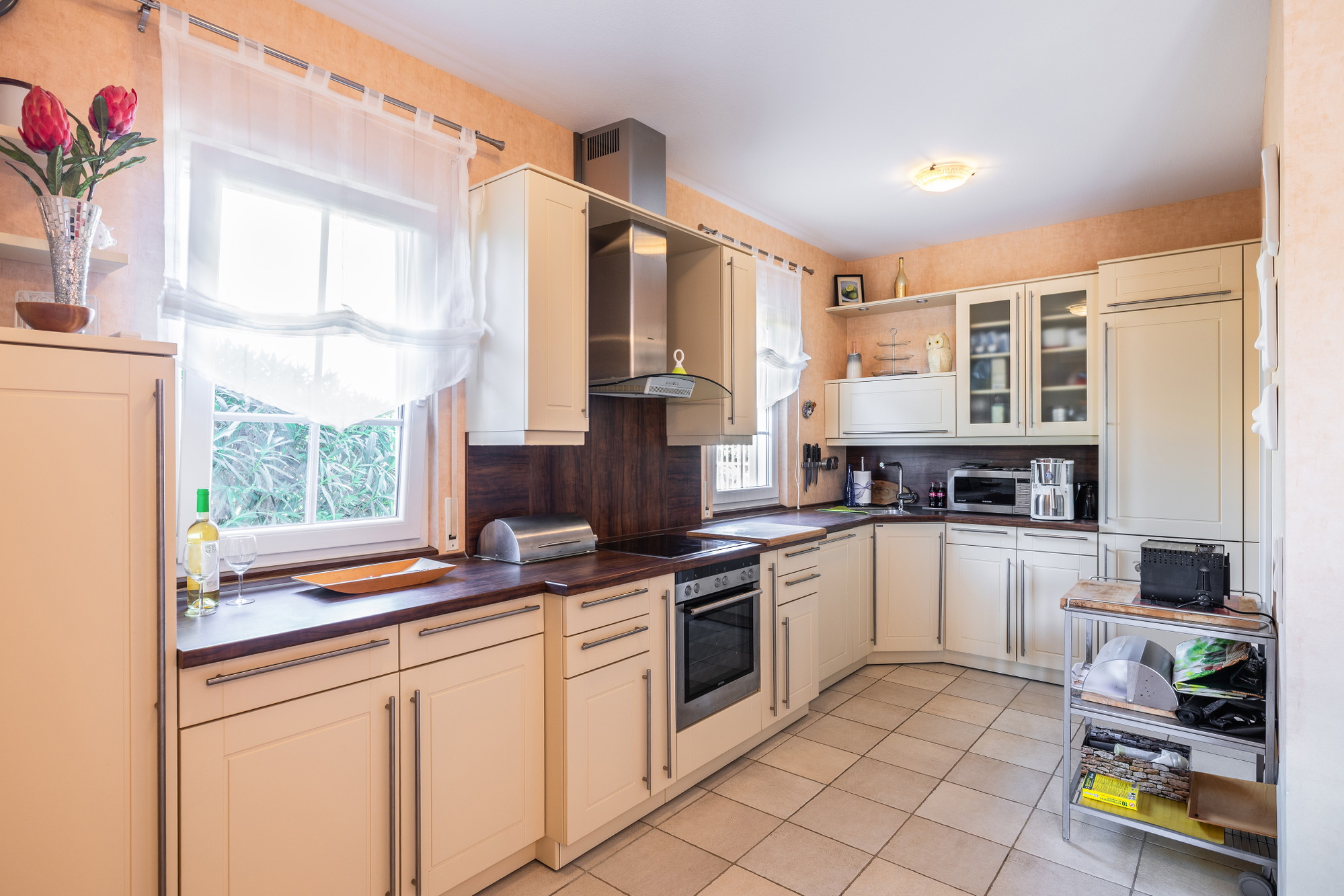 Well-maintained villa with sea views in second sea line-8