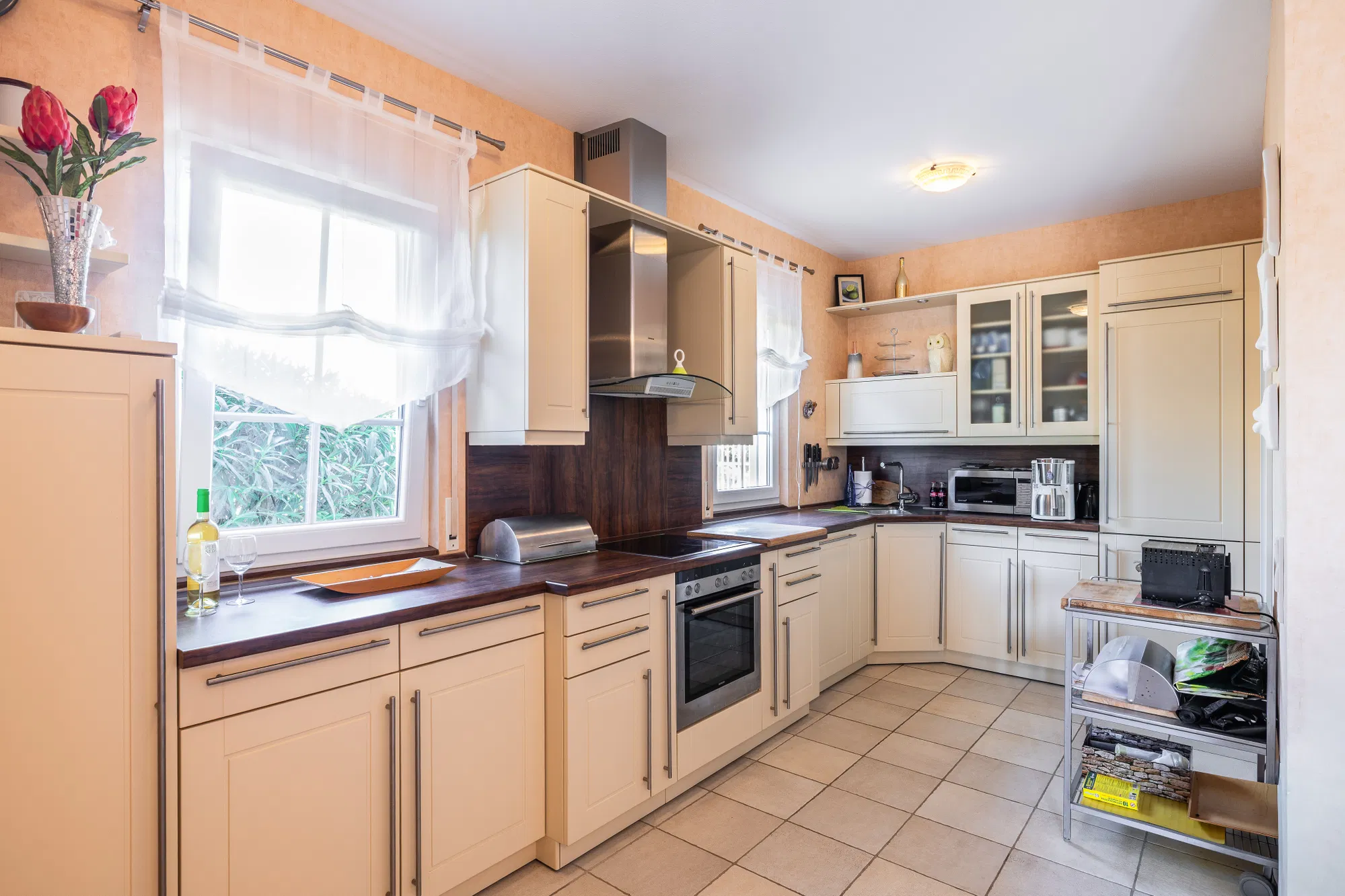 Well-maintained villa with sea views in second sea line-8