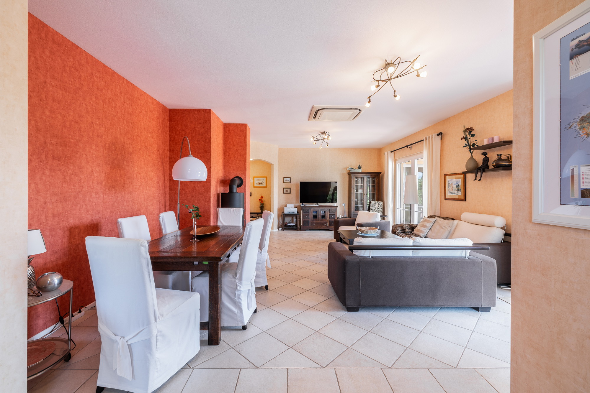 Well-maintained villa with sea views in second sea line-7