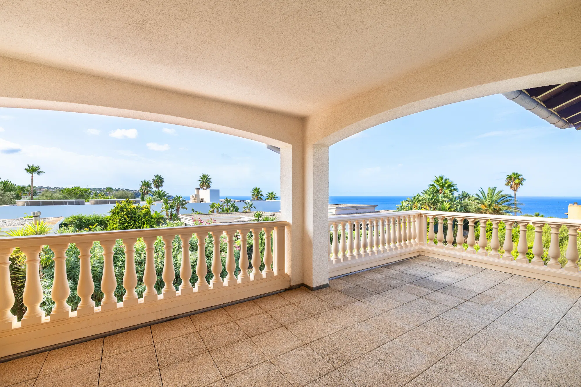Well-maintained villa with sea views in second sea line-15