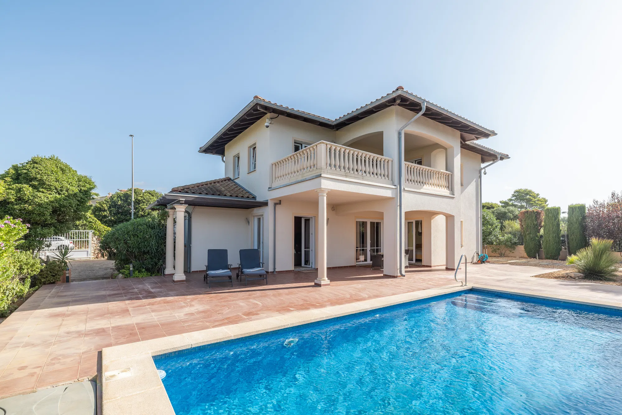 Well-maintained villa with sea views in second sea line-2