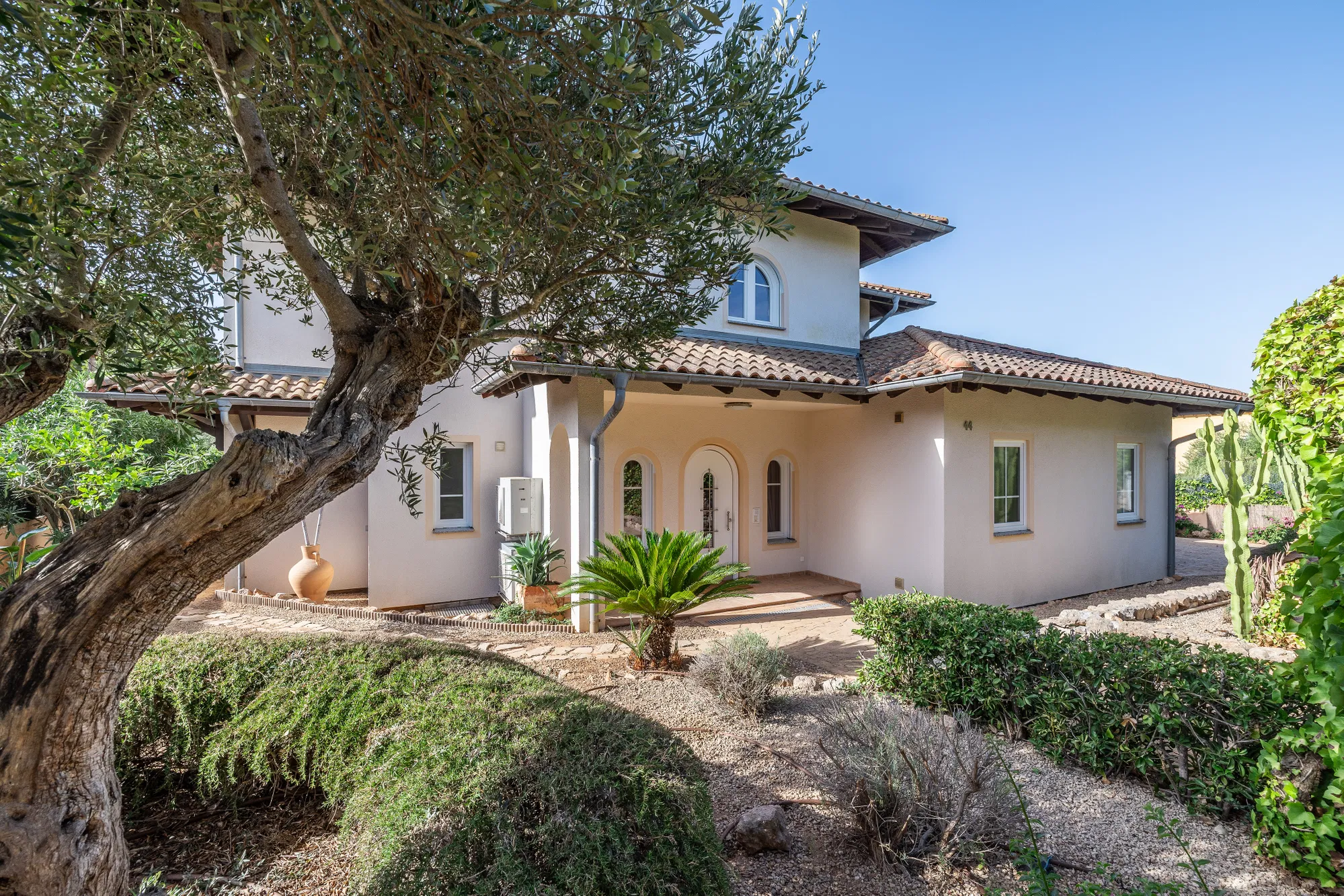 Well-maintained villa with sea views in second sea line-18
