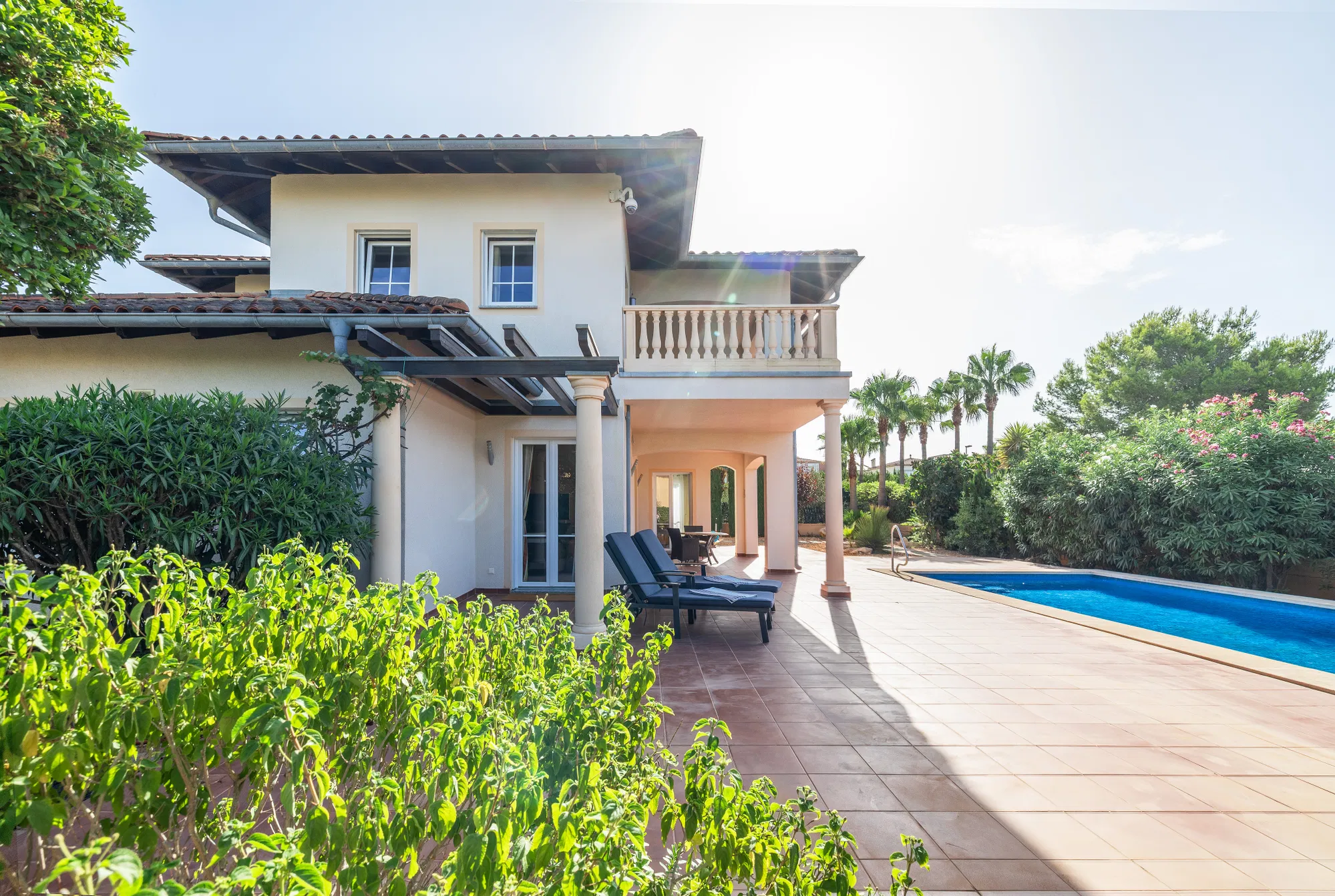 Well-maintained villa with sea views in second sea line-20