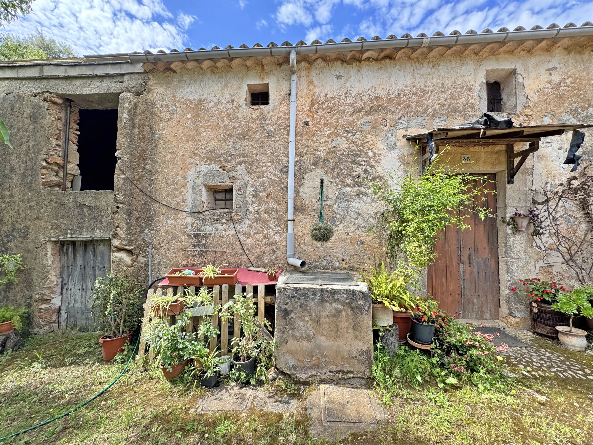 Country house requiring full renovation with large plot in a prime location-8