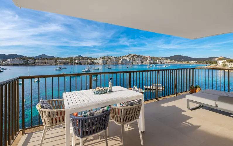 Ekskluzywnie odnowione mieszkanie nad brzegiem morza w Santa Ponsa