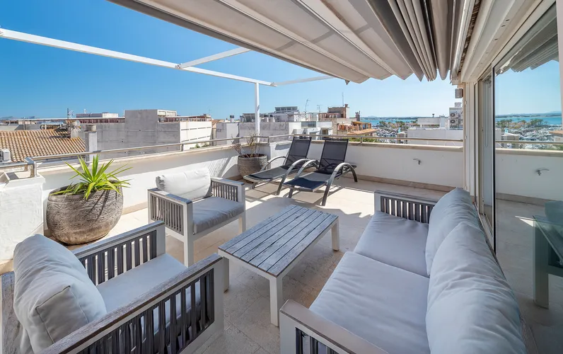 Stilfuldt byhus i hjertet af Puerto Alcúdia - med ferielicens, tagterrasse og attraktivt afkast