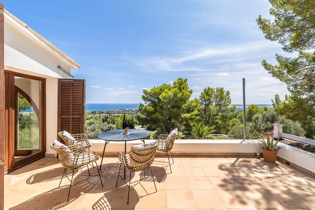 Landsted i villastil med fantastisk havudsigt-3