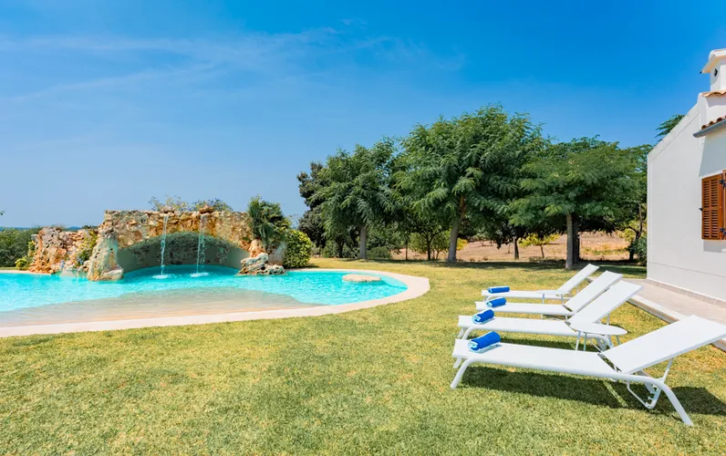 Finca renovada con vistas amplias, casa de huéspedes y piscina única cerca de Manacor