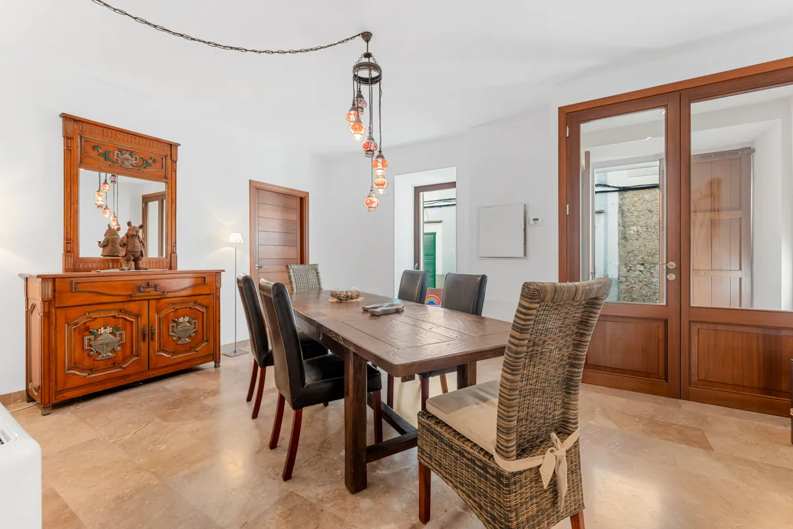 Medelhavsradhus med uteplats, takterrass och separat gästhus-4