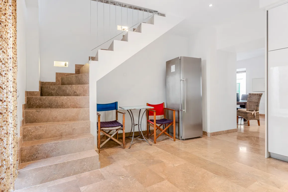 Medelhavsradhus med uteplats, takterrass och separat gästhus-5