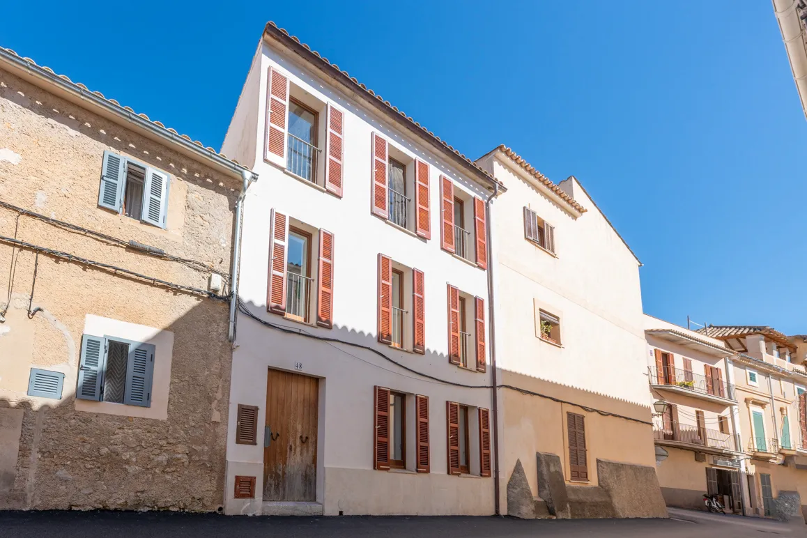 Medelhavsradhus med uteplats, takterrass och separat gästhus-1