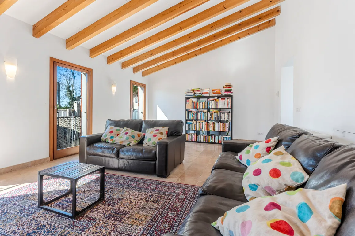 Medelhavsradhus med uteplats, takterrass och separat gästhus-2