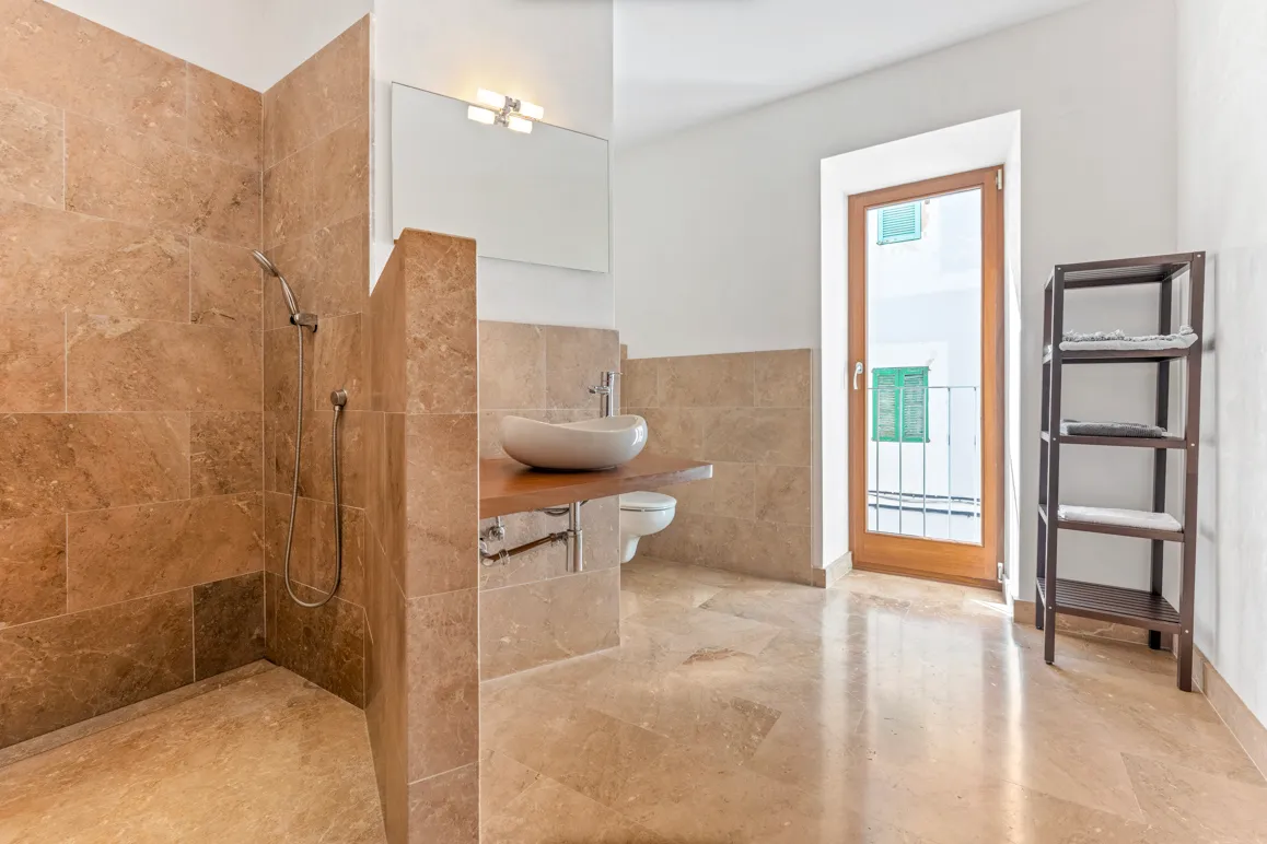 Medelhavsradhus med uteplats, takterrass och separat gästhus-9