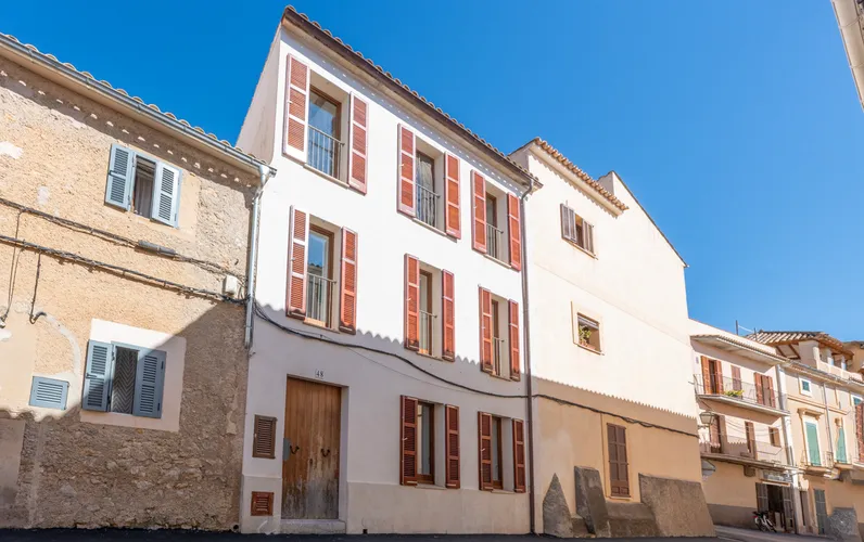 Mediterranean townhouse with patio, roof terrace and separate guesthouse