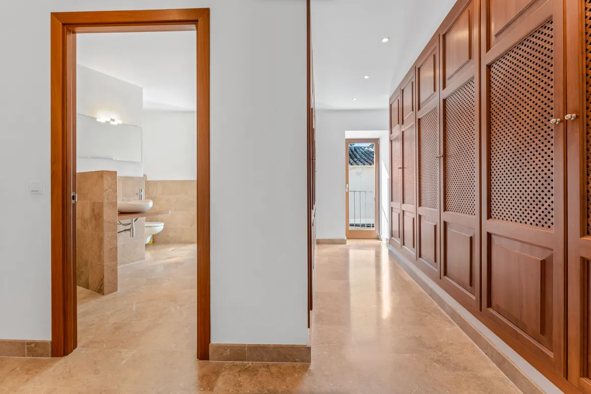 Medelhavsradhus med uteplats, takterrass och separat gästhus-7