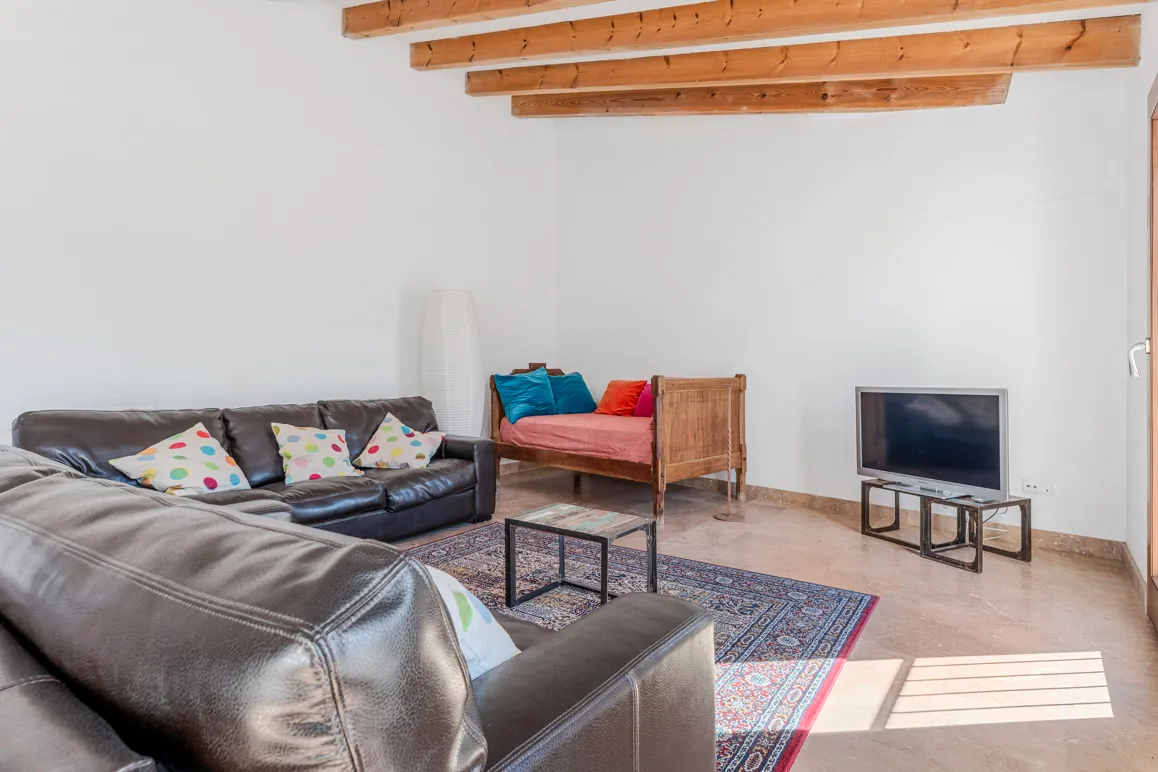 Medelhavsradhus med uteplats, takterrass och separat gästhus-6