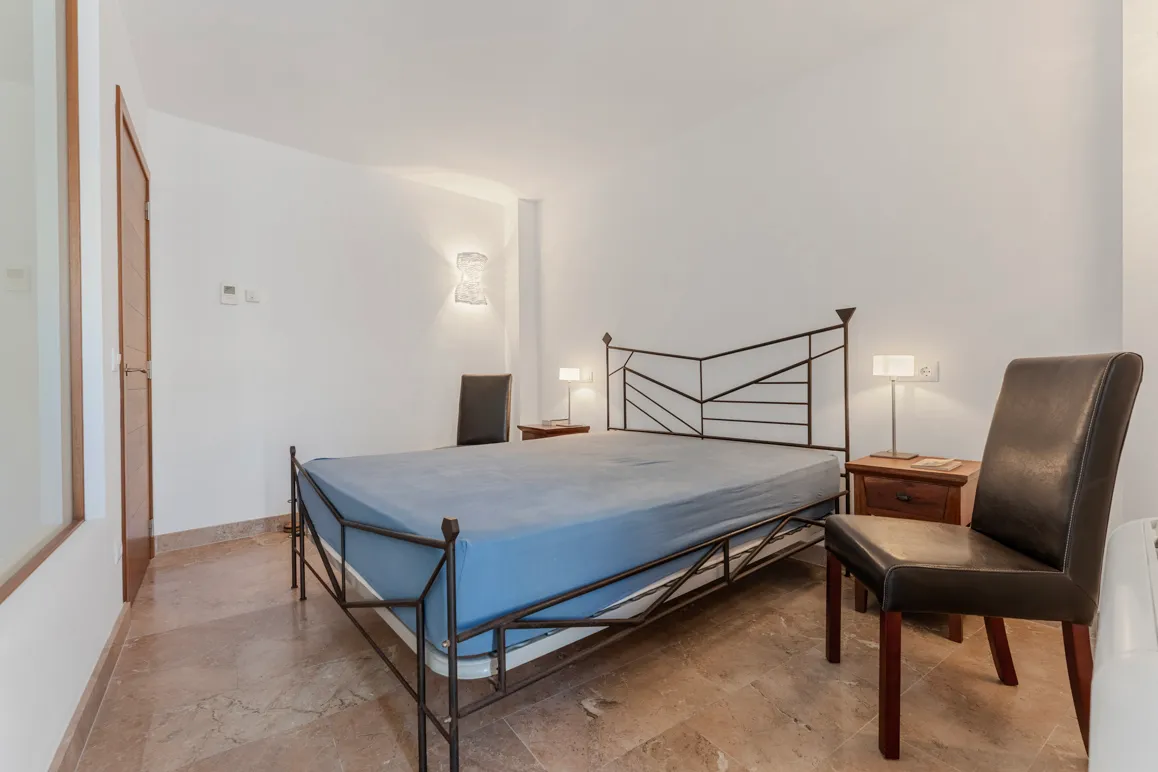 Medelhavsradhus med uteplats, takterrass och separat gästhus-8