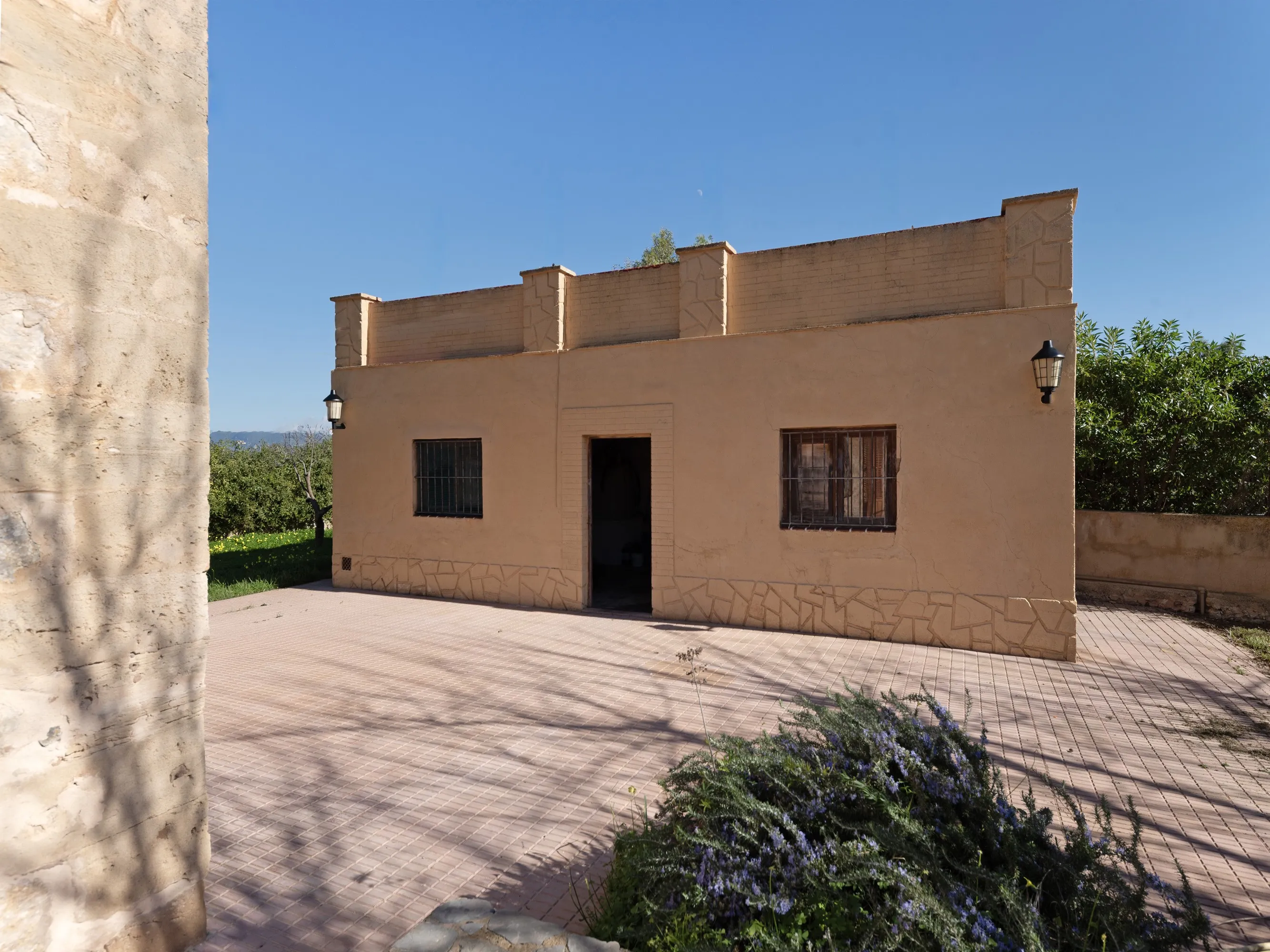 Fritliggende landsbyhus til renovering i Establiments-12