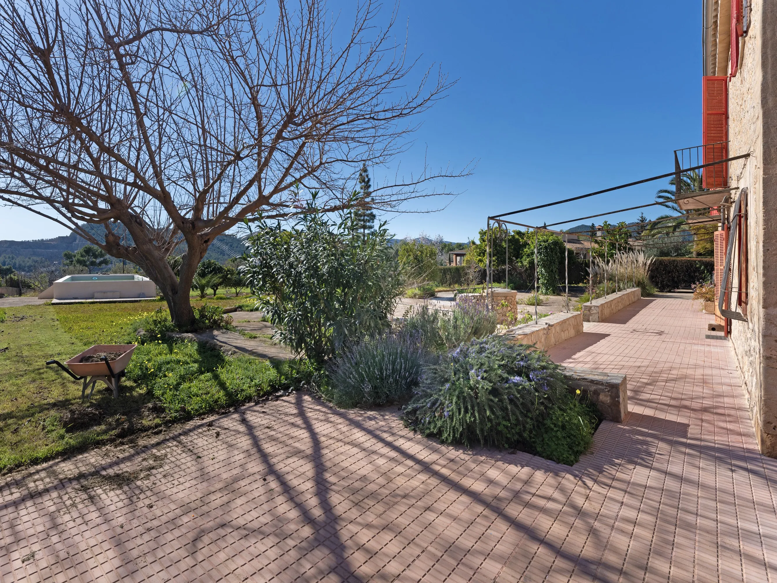 Fritliggende landsbyhus til renovering i Establiments-11