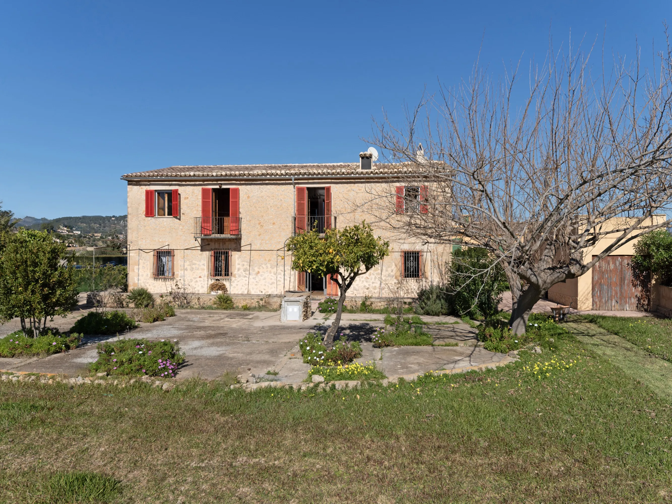 Fritliggende landsbyhus til renovering i Establiments-1