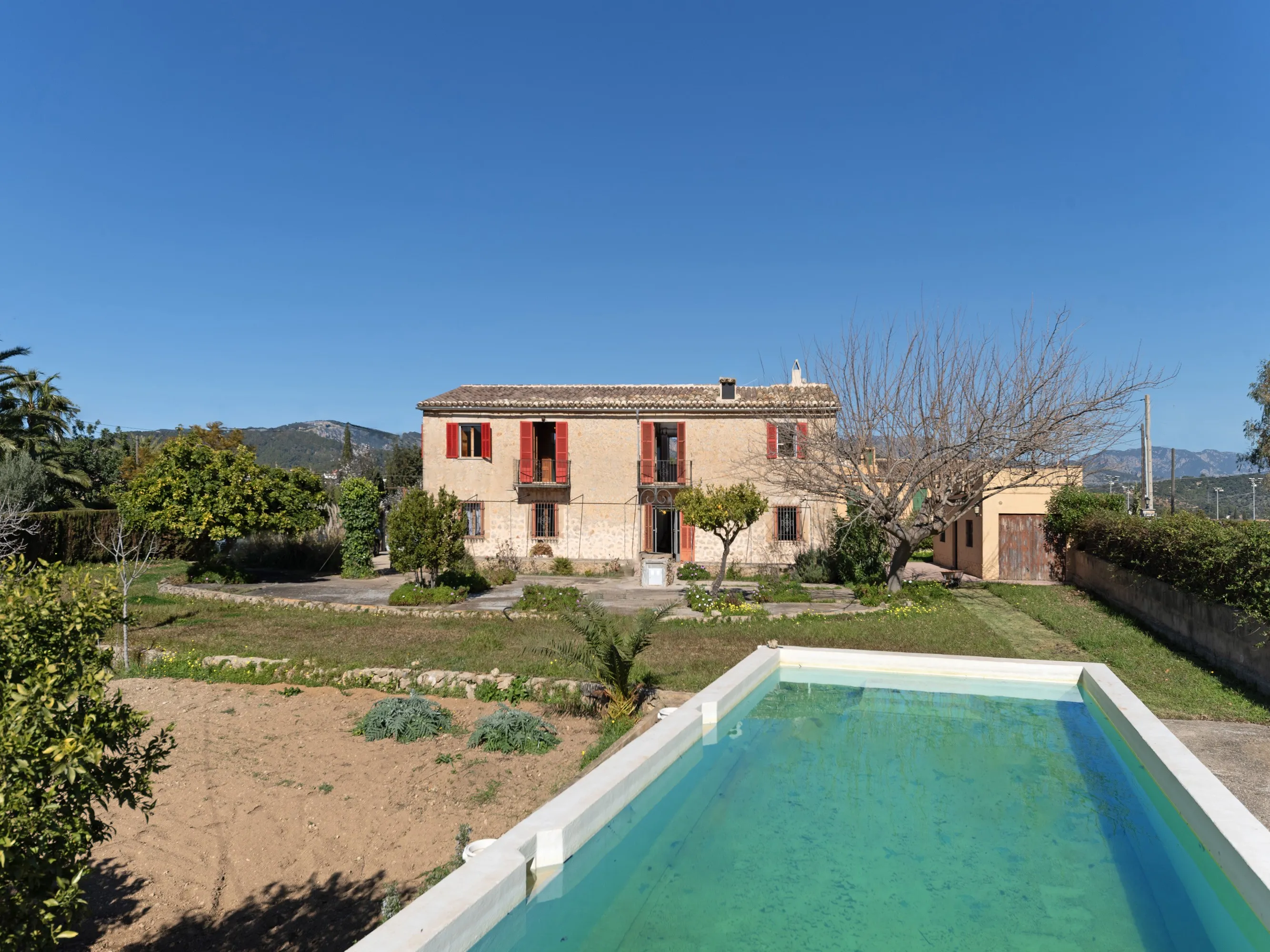 Fritliggende landsbyhus til renovering i Establiments-14