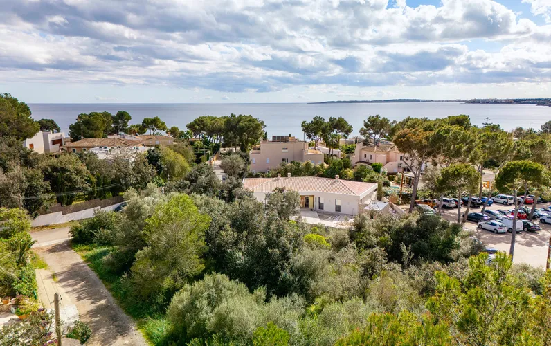 Parcela para la construcción de una villa con piscina y vistas al mar