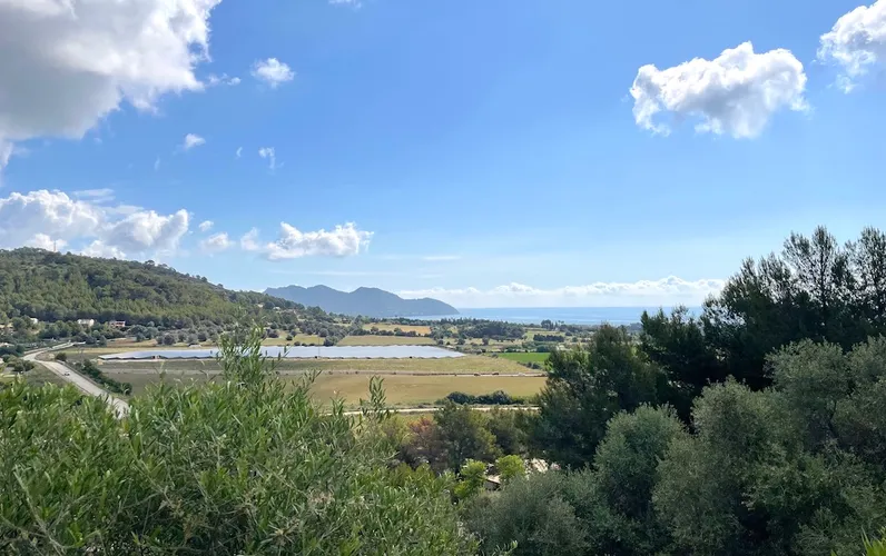 Parcela exclusiva con permiso de construcción para una villa nueva con vistas panorámicas y al mar