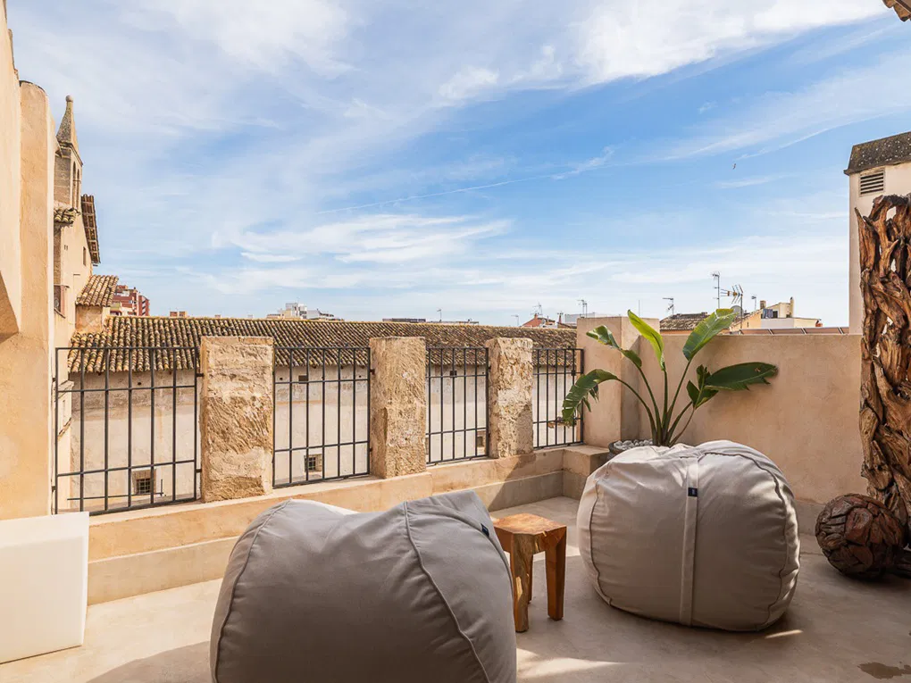 Exceptional designer penthouse, newly renovated, with terraces and sea views-11