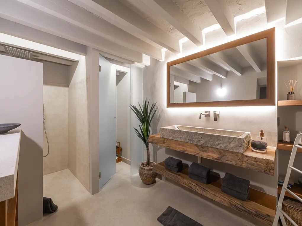 Enestående, nyrenoveret designer-penthouse med terrasser og havudsigt-17