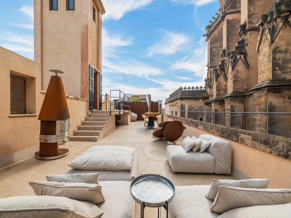 Exceptional designer penthouse, newly renovated, with terraces and sea views-1