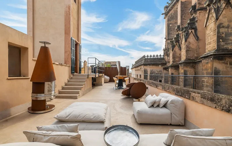 Enestående, nyrenoveret designer-penthouse med terrasser og havudsigt