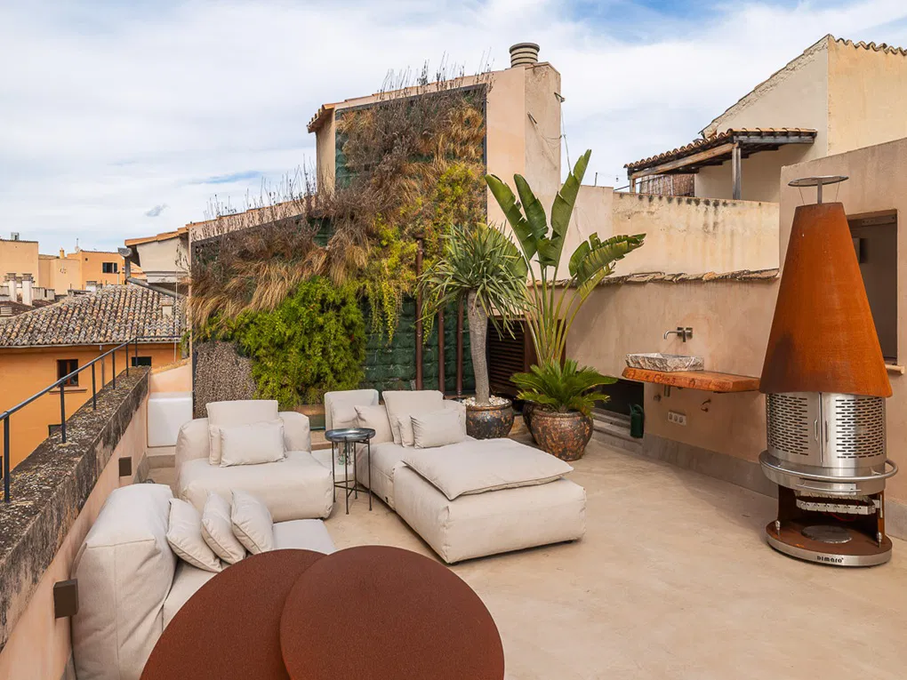 Exceptional designer penthouse, newly renovated, with terraces and sea views-13