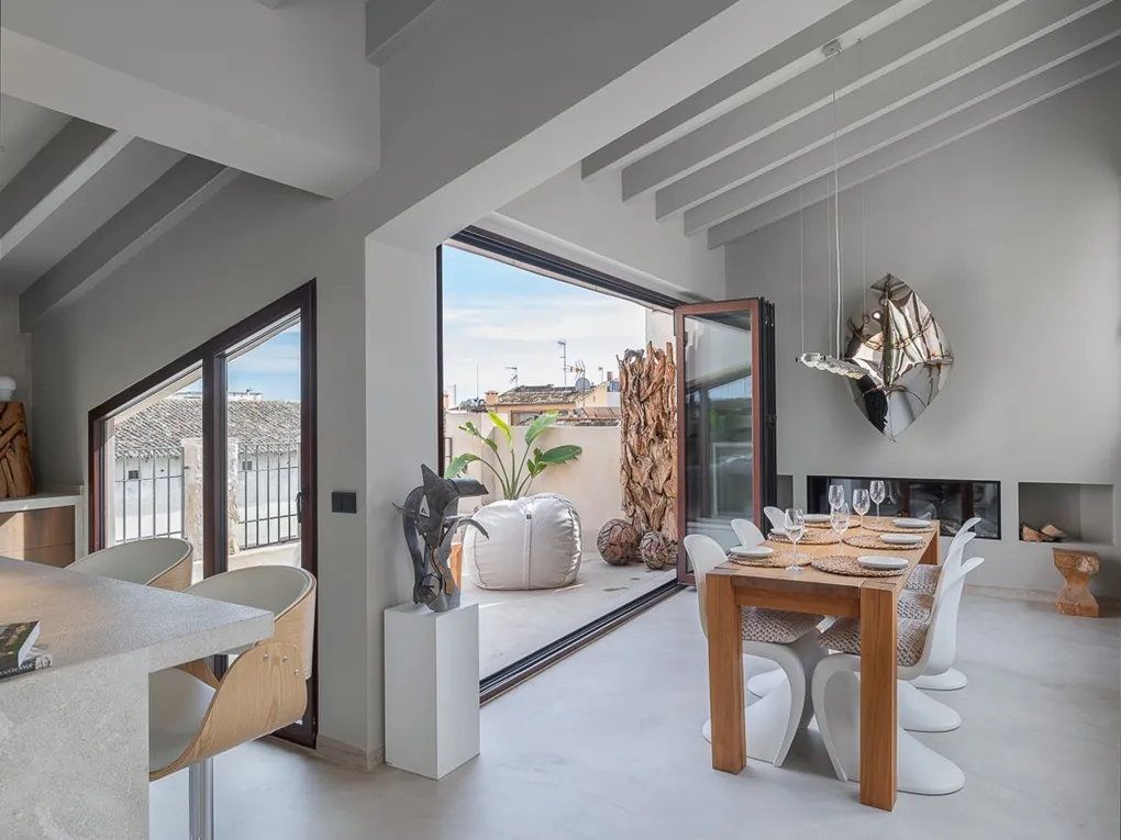 Enestående, nyrenoveret designer-penthouse med terrasser og havudsigt-3