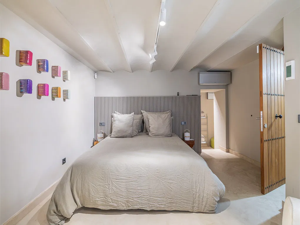 Exceptional designer penthouse, newly renovated, with terraces and sea views-14