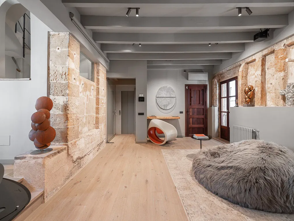 Exceptional designer penthouse, newly renovated, with terraces and sea views-7