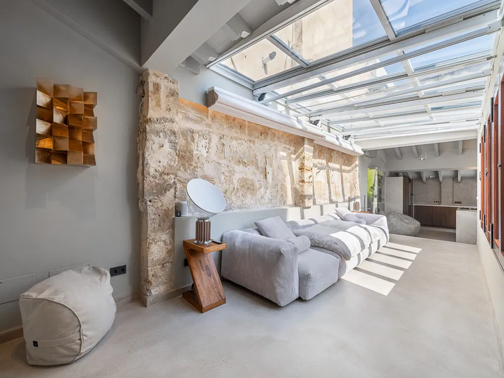 Exceptional designer penthouse, newly renovated, with terraces and sea views-10