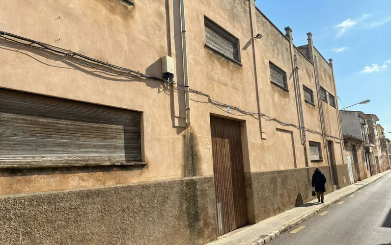 Участок под застройку в самом центре Ллукмайора