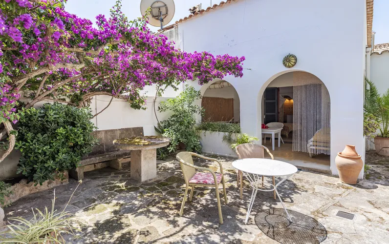 Traditionell villa nära havet i Cala San Vicente